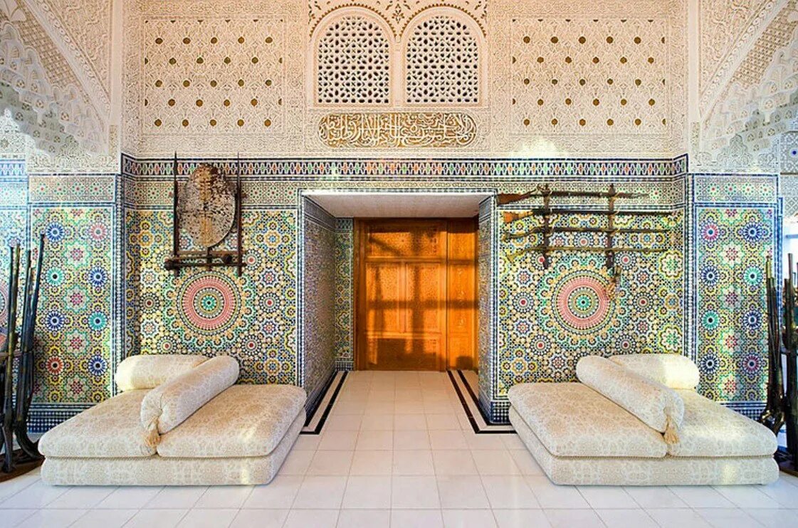 Мавританский стиль в интерьере гостиной. Спальня в арабском стиле. Квартира в восточном стиле. Мусульманский стиль в интерьере. Квартира мусульманина.