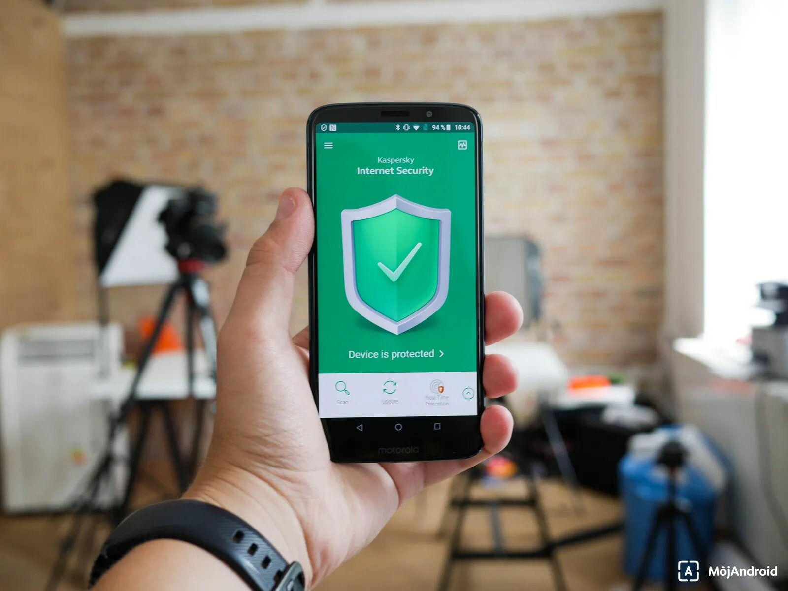 Kaspersky Internet Security для Android. Касперский XDR. Беспроводная зарядка Kaspersky. Security device.