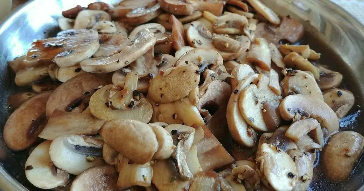 Жареные грибы. Отварные грибы. Белые грибы жареные. Вареные шампиньоны.