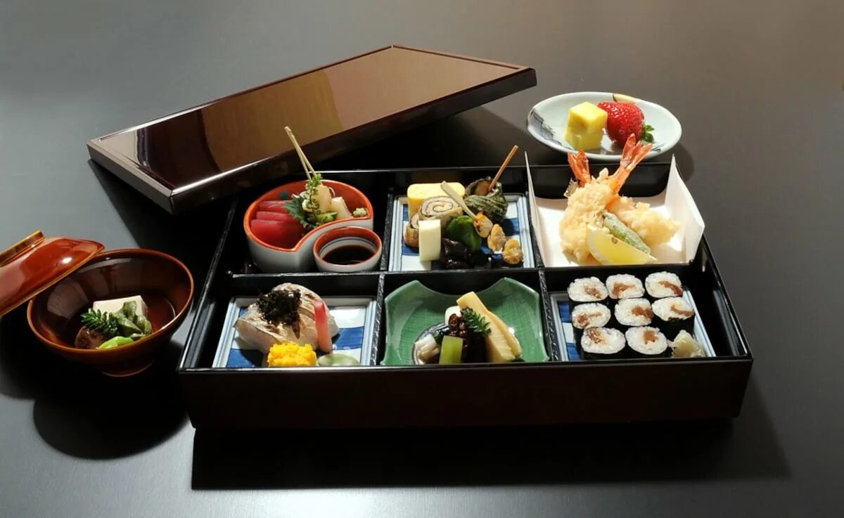 японский контейнер бенто. боксы с корейской едой. японский контейнер бенто. контейнер для еды с отсеками. ужин бенто по корейски.