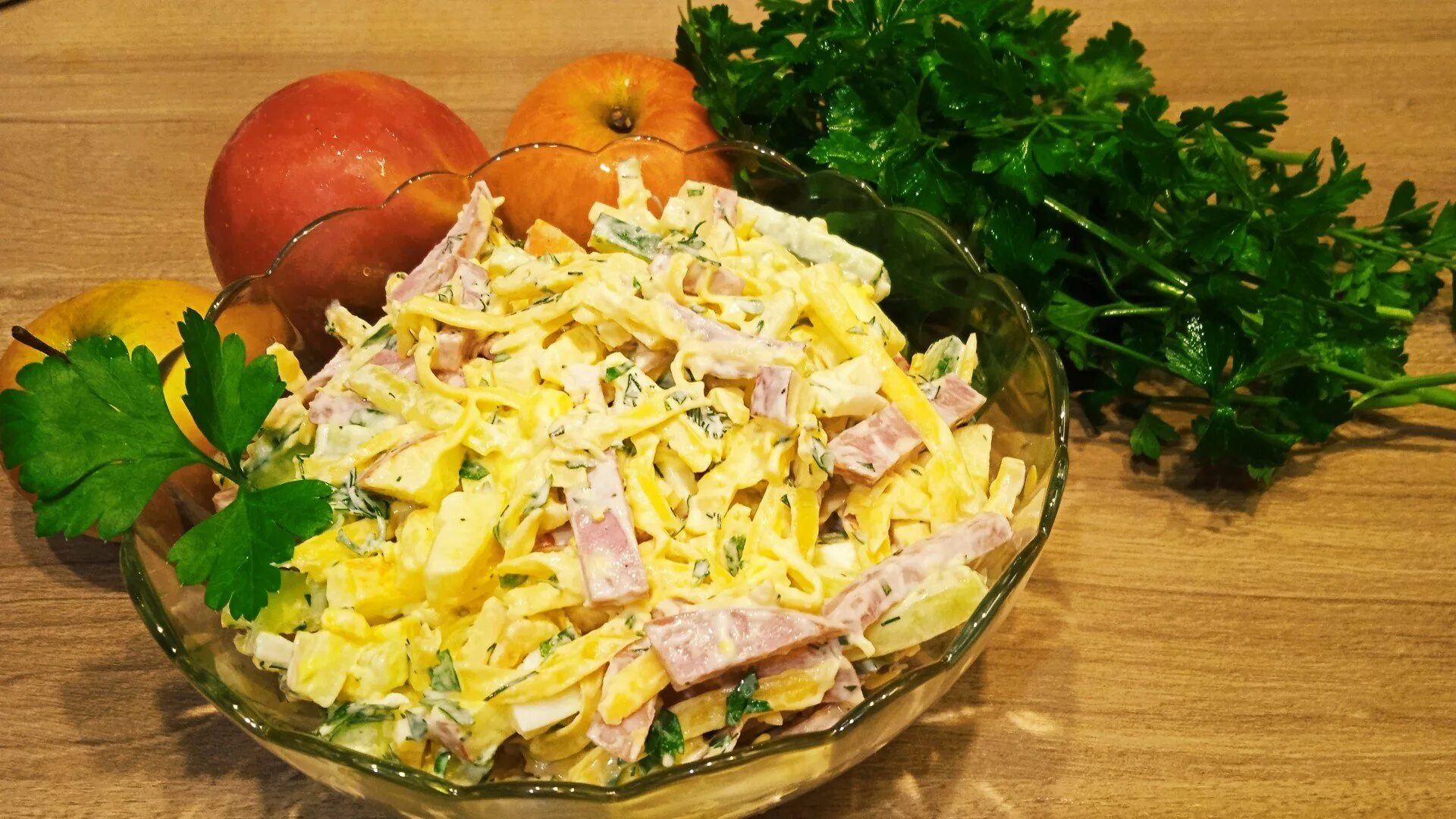 Рецепт салата с сыром нежный. Салат нежный с ветчиной. салат с ветчиной яблоком и сыром. салат нежность с ветчиной и огурцом и сыром. салат нежный с ветчиной и сыром.
