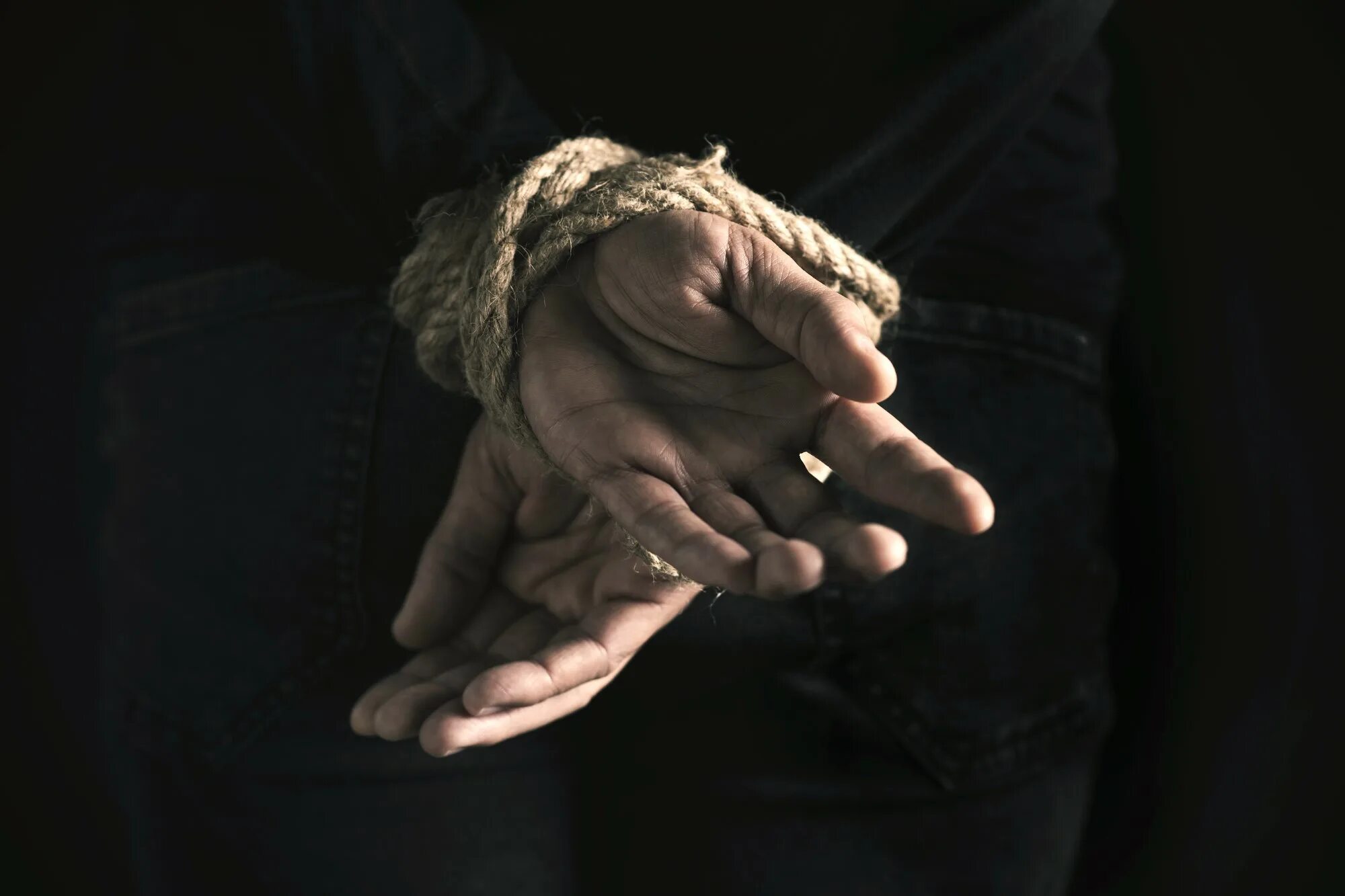 Примеры похищения человека. Мужчина со связанными руками. Руки связаны. Связанные запястья. Мужские руки связаны.