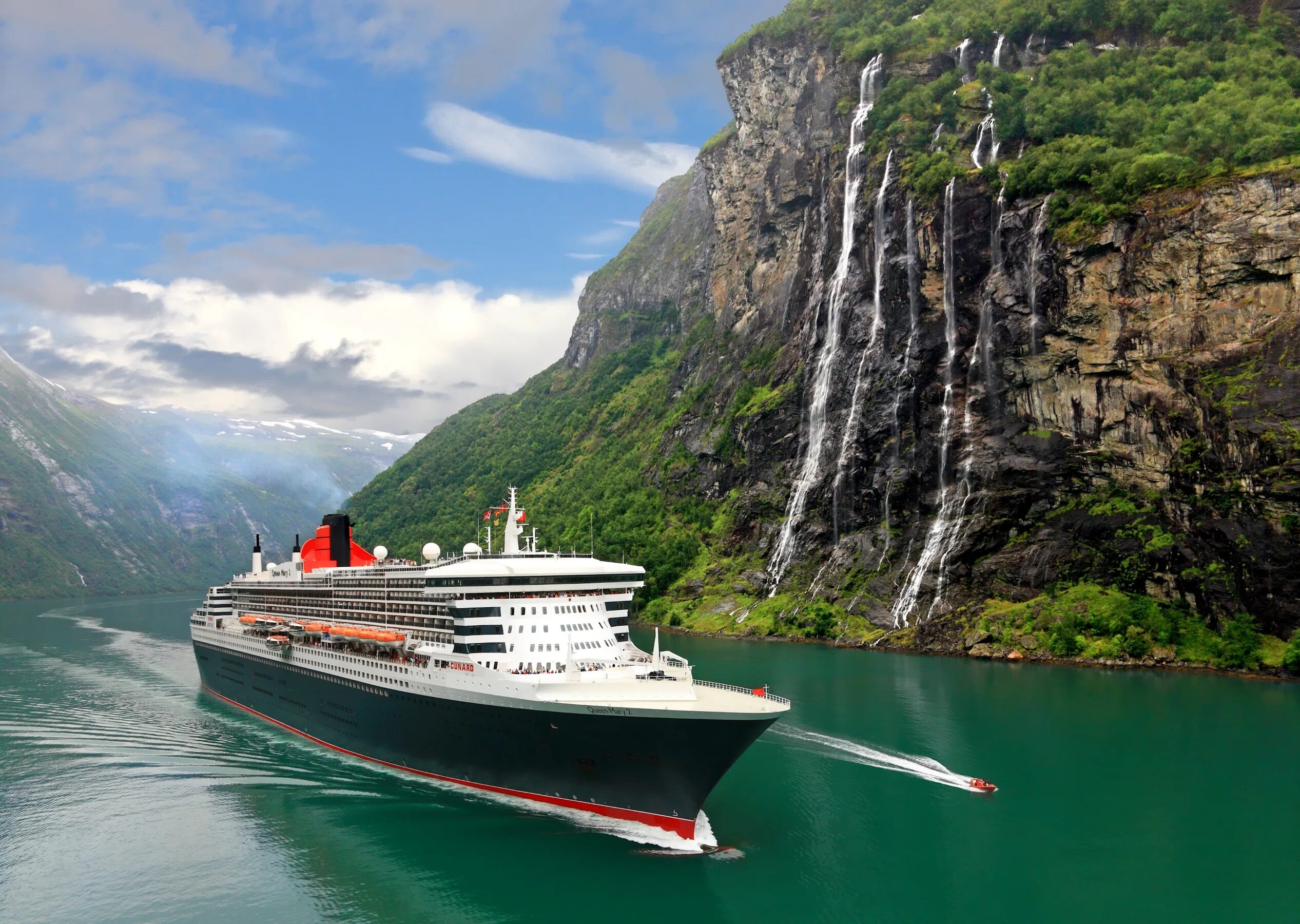 Cruises travel. Норвежские фьорды круиз. Круизный лайнер во фьорде. Фьорды Норвегии лайнер. Круиз в Норвегию фьорды.