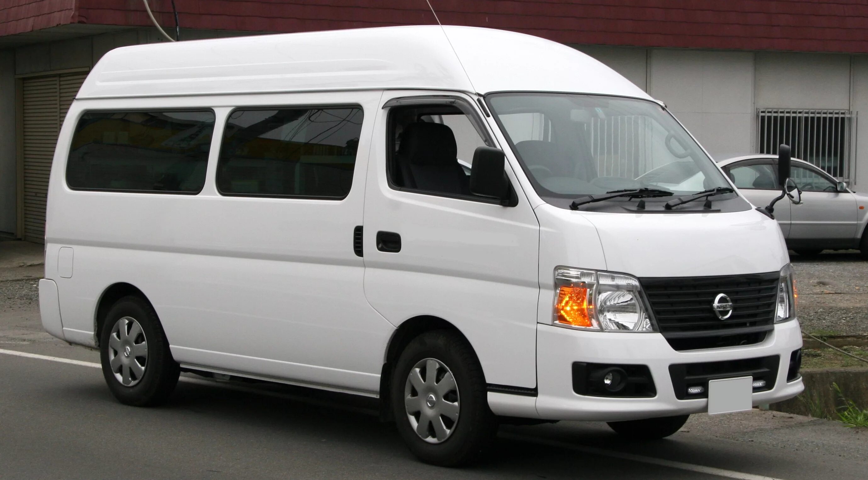 Караван бел. Nissan Caravan 25. Nissan Caravan e25. Nissan Caravan High Roof. Nissan Urvan 2005.