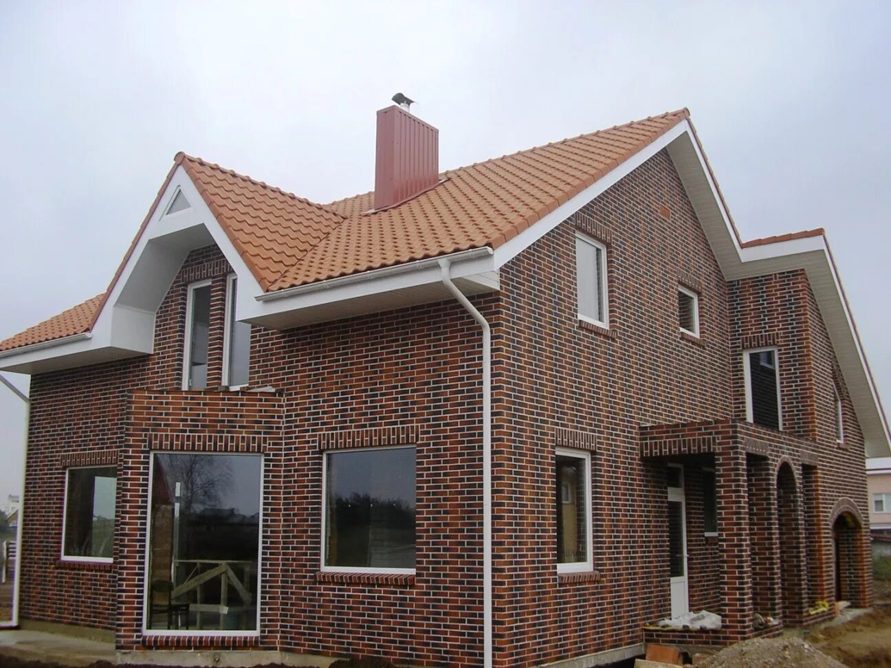 Одноэтажный кирпичный дом. Стиль нео-тюдор. Клинкерные кирпичи бавария. Воротынский кирпич баварская кладка. Кирпичный дом предложение.