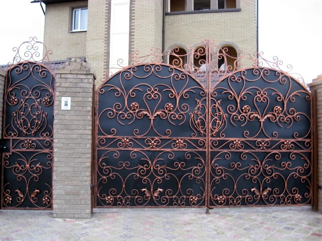 красивые откатные ворота с навесом. откатные ворота кованые закрые. вороты ютуб. ковка ворота и калитки со львом. кованые откатные ворота кво05.