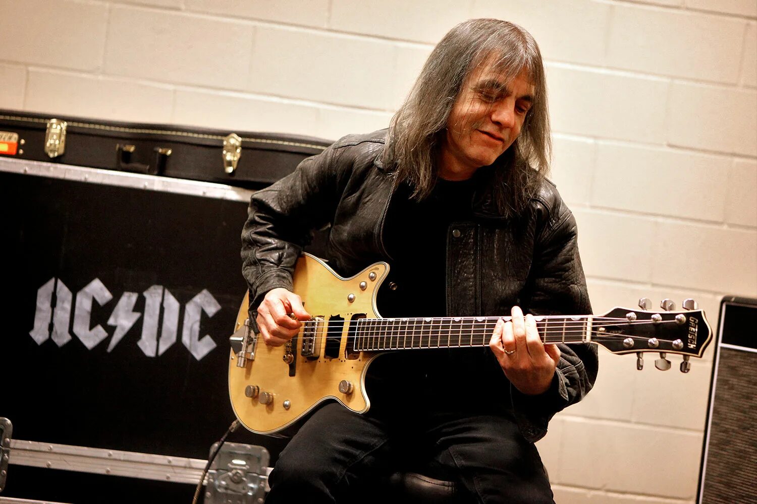 Малькольм AC DC. AC DC Malcolm young. Гитарист AC DC Ангус. Гитарист группы AC DC малькальмьян фотографии.