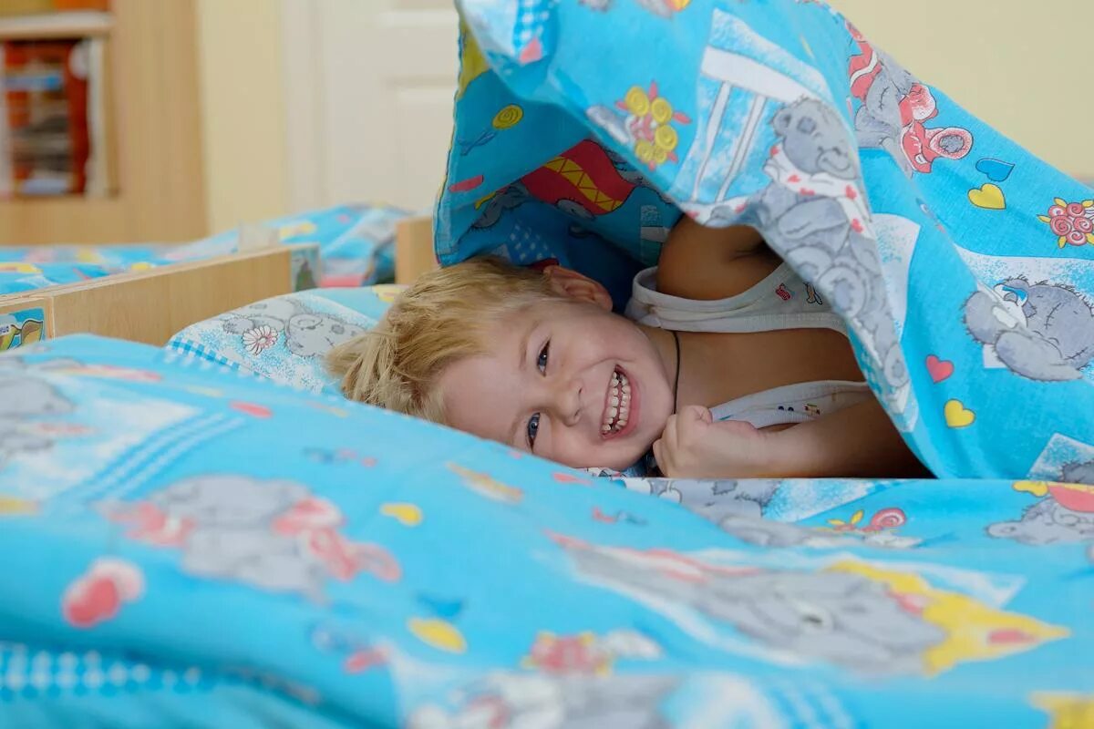 Малышам на сон час. Дети спят в саду. Дети в доме малютки. Иллюстрация к колыбельной. Сонный час в детском саду.