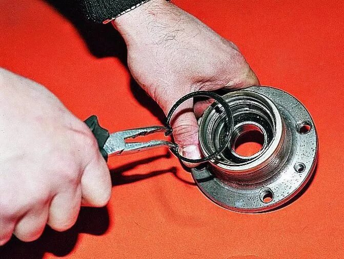 Как установить кольцо без. Кольцо стопорное подшипника ваз 2110. стопорное кольцо переднего подшипника ваз 2109. гайка ступичного подшипника ваз 2110. ступица ваз 2107 передняя стопорное кольцо.