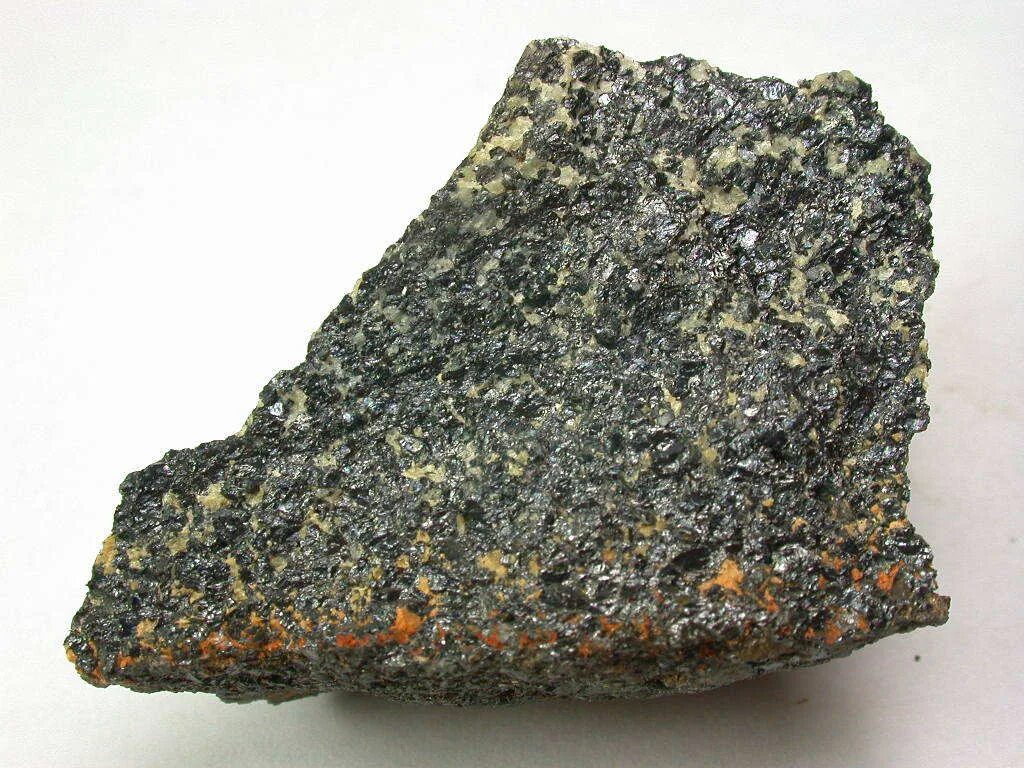 Хромит железа ii. Хромит (хромистый Железняк). Хромит – хромистый Железняк минерал. Хромистый Железняк Хромит формула. Хромшпинелид минерал.