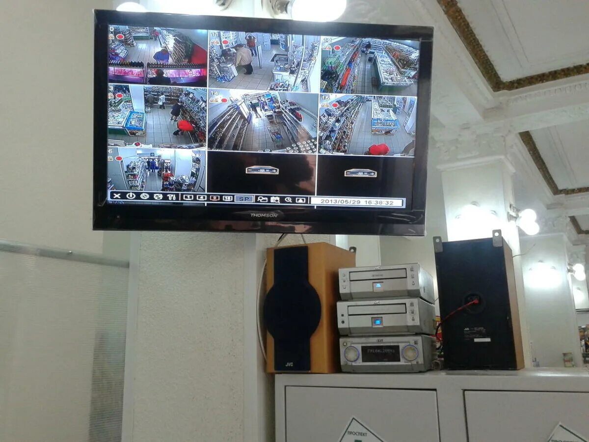 Экран камеры видеонаблюдения. Экран видеонаблюдения в доме. Монитор для видеонаблюдения. Камера наблюдения монитор. Мониторы для камер 7