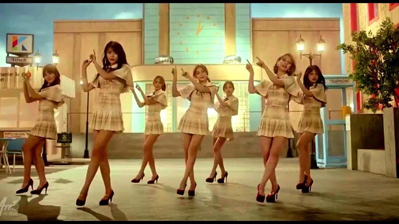 Танцы под модерн токинг. Танцы под модерн токинг. Ютуб танцы. Танцуют под modern talking. Танцы девушек под модерн токинг.