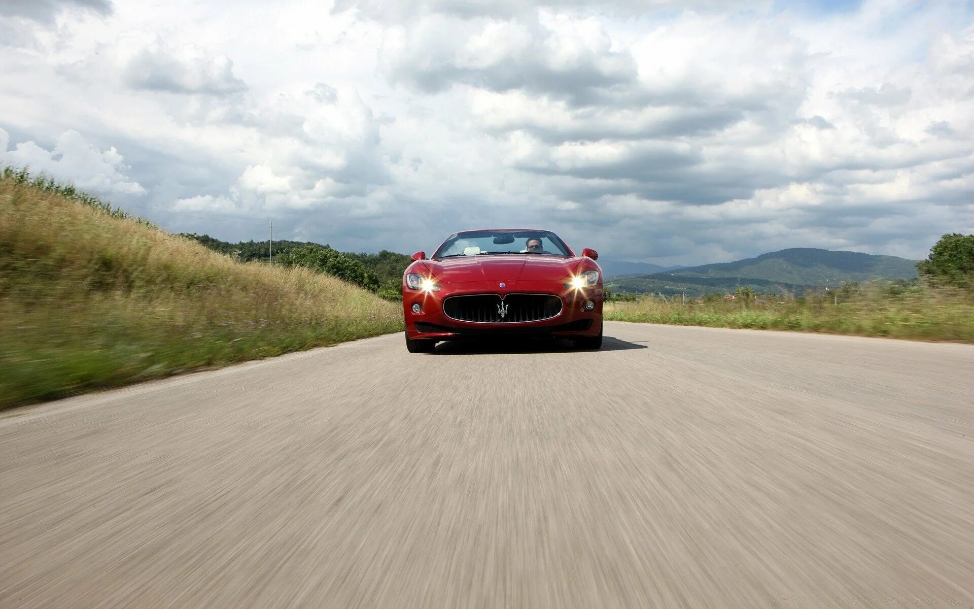 Включи уезжающие машины. 2012 Maserati GRANCABRIO Sport. Мазерати 3000. Мазерати GRANCABRIO Sport. Машина на дороге.