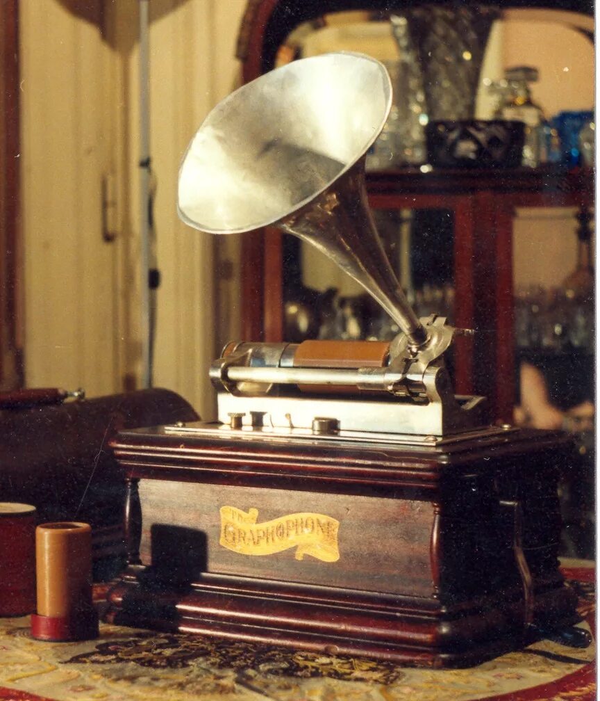 Первая запись с помощью фонографа. Первая запись звука с помощью фонографа дата век год. Верди фонограф. Первая запись звука с помощью фонографа век. Первая запись с помощью фонографа.