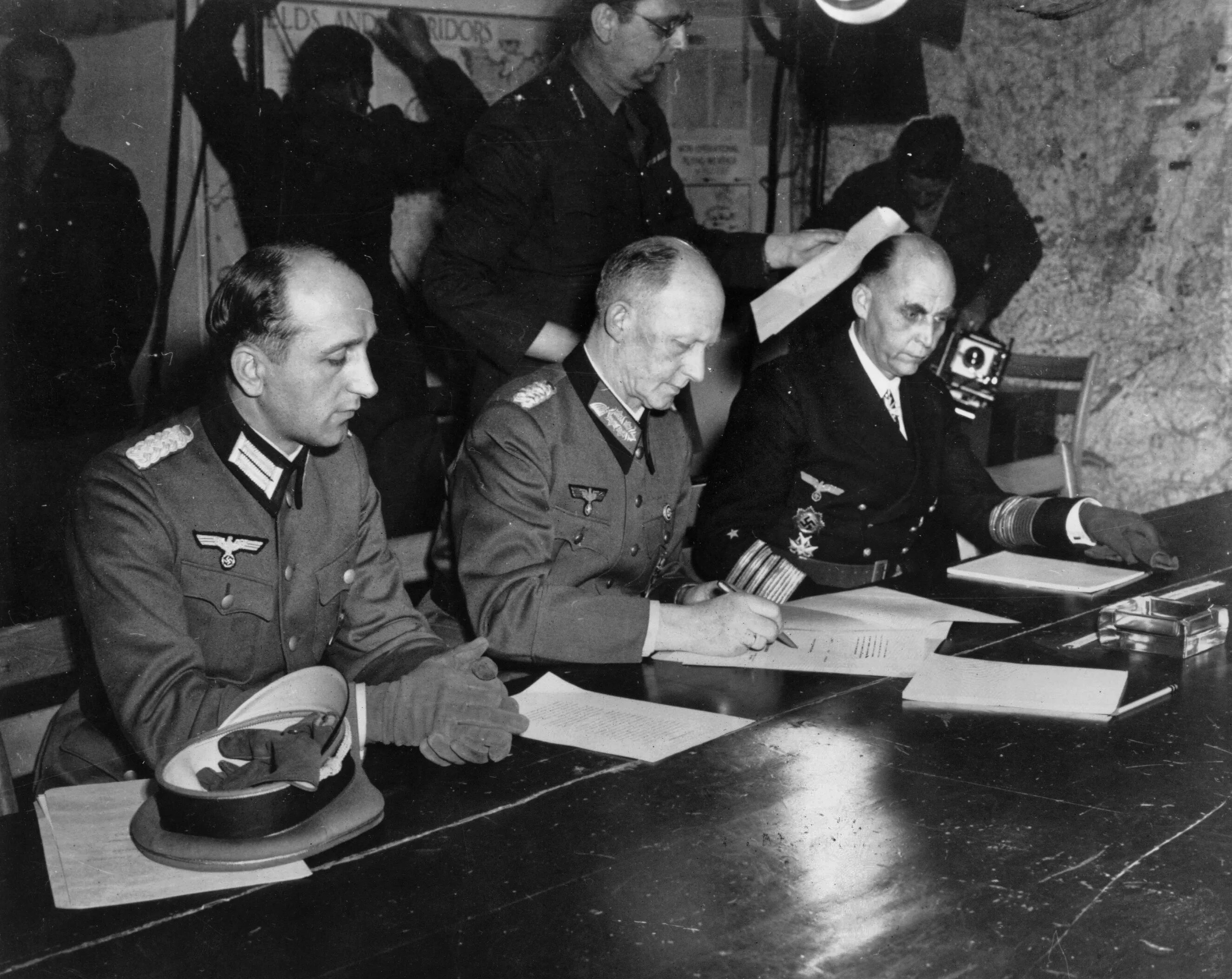 На каких условиях капитулировала фашистская. Подписание капитуляции Германии 1945. Генерал-полковник Йодль.