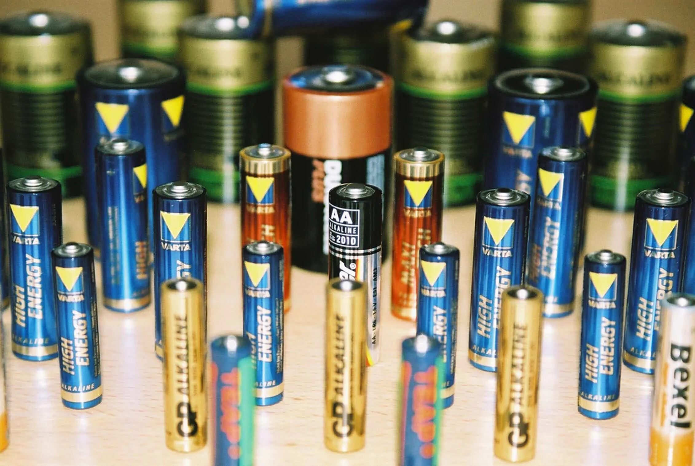 More batteries. Батарейки. Разнообразные батарейки. Батарейки ассортимент. Много батареек.