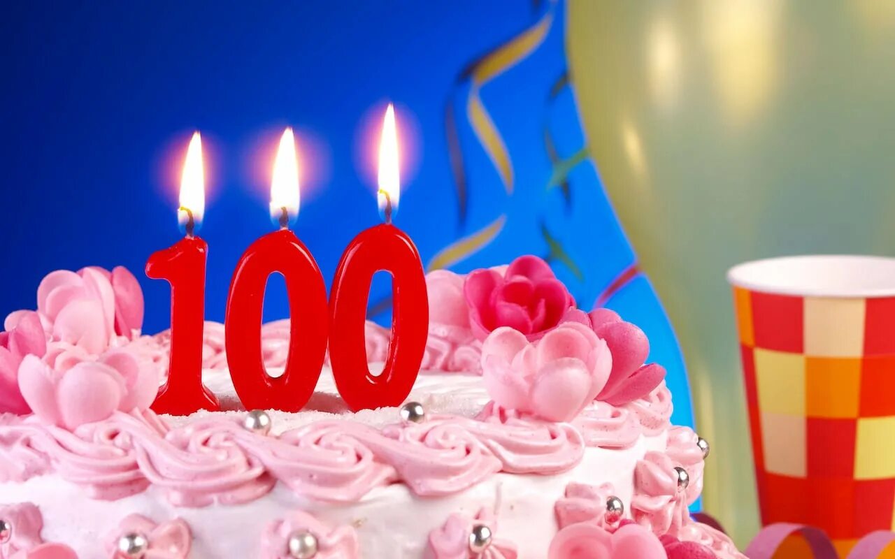 Год столетних юбилеев. Юбилей 100 лет. Торт со свечами 100 лет. С днём рождения 100 лет торт. Торт на юбилей 100 лет.