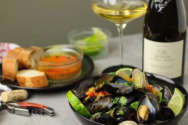 Chablis устрицы. Вино рекомендованное к устрицам. Вино рекомендованное к устрицам. Перляж просекко. Шабли виноград.