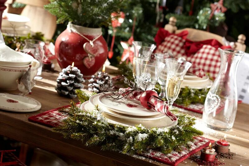 Новогодний стол в год деревянного дракона. Сервировка стола. Рождественский стол в америке. Накрытый новогодний стол. Еда на новый год.