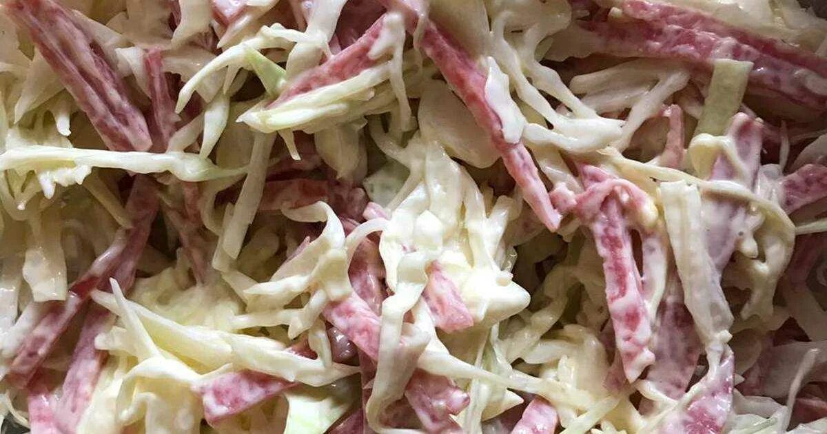 Салат из свежей капусты с колбасой копченой