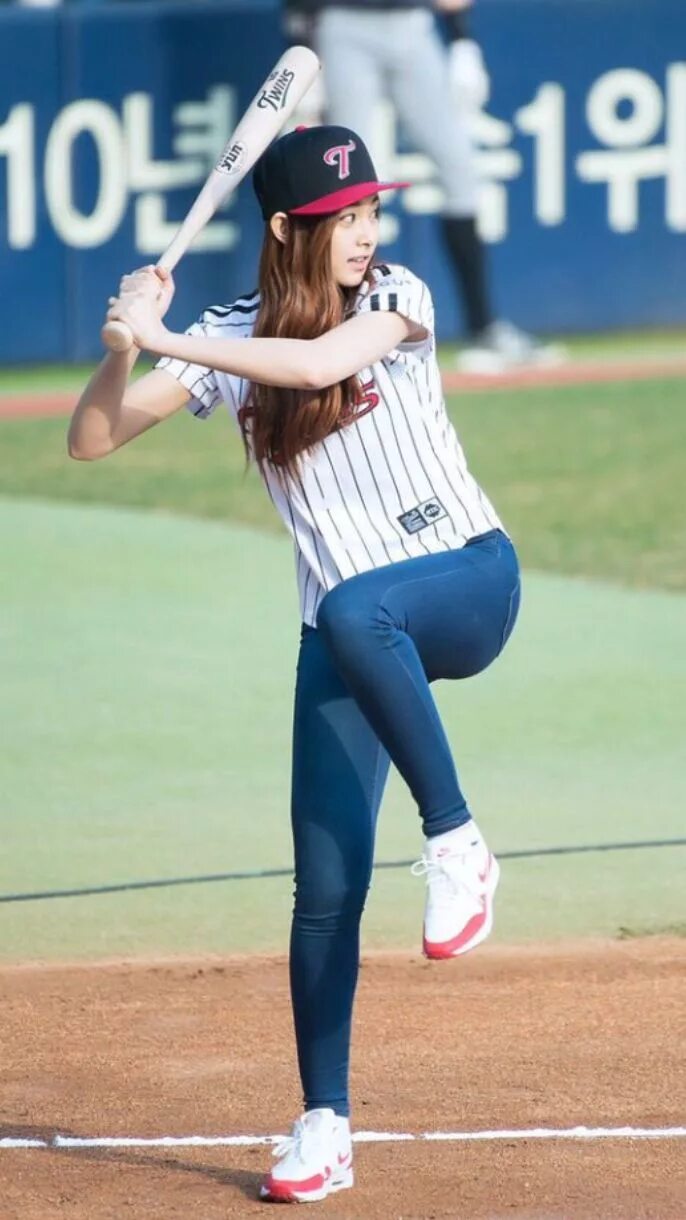 Девушки бейсбол. Tzuyu Бейсбол. Бейсбол девушки. Девушки в Софтболе. Девушка в стиле Бейсбол.