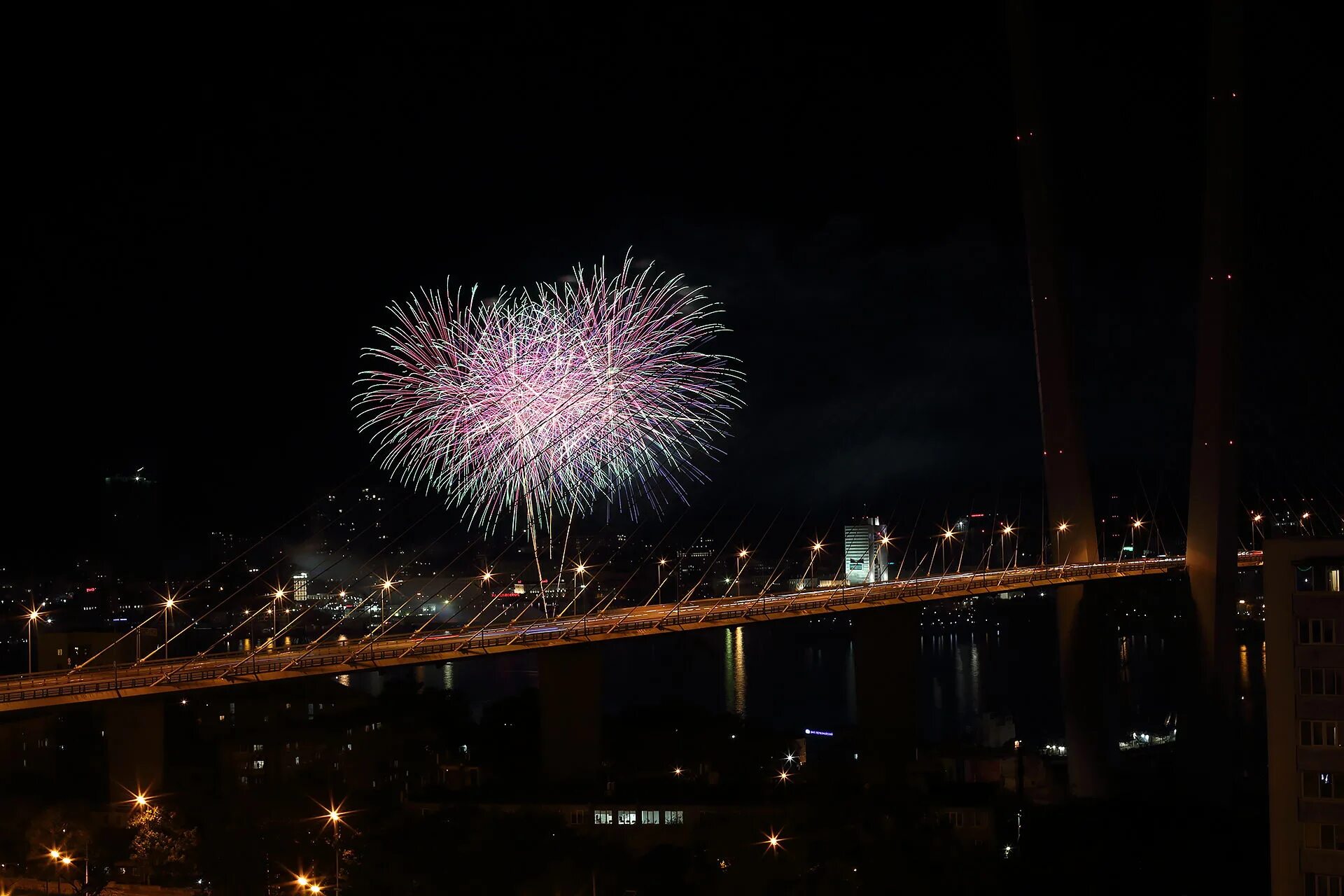 Салют над владивостоком. Салют во владивостоке сегодня. Новый год на улице во владивостоке. День города владивосток. Новогодний салют владивосток.