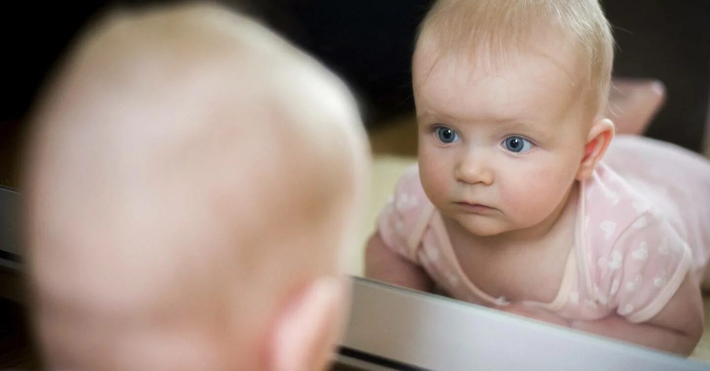 Малыш смотрится в зеркало. Младенец смотрит. Отражение детям. Зеркало для грудных детей. Почему грудным детям нельзя
