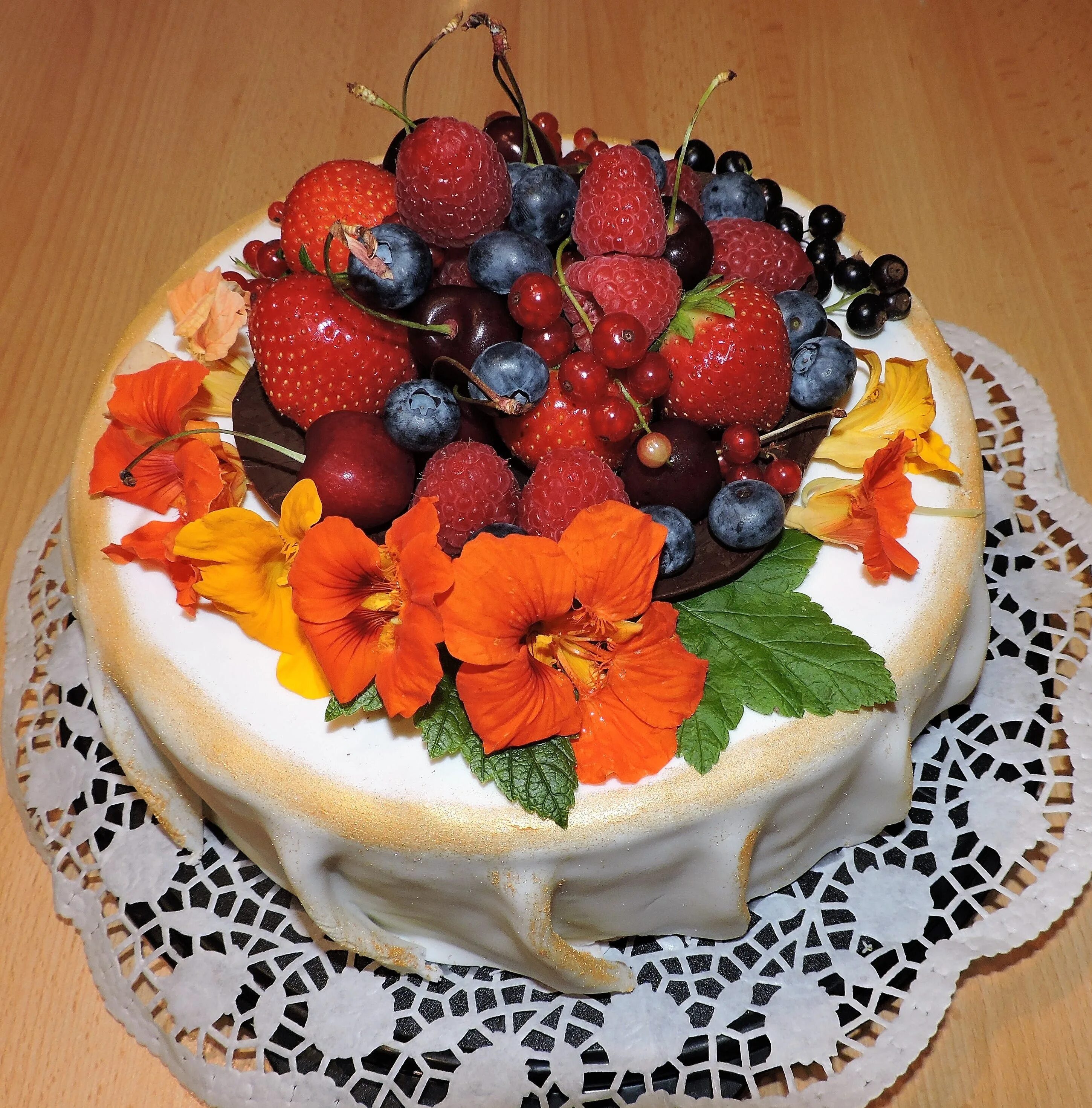 Торт оформление картинки. Торт с фруктами. Украшение торта фруктами. Украшение торта ягодами. Торт с ягодами.