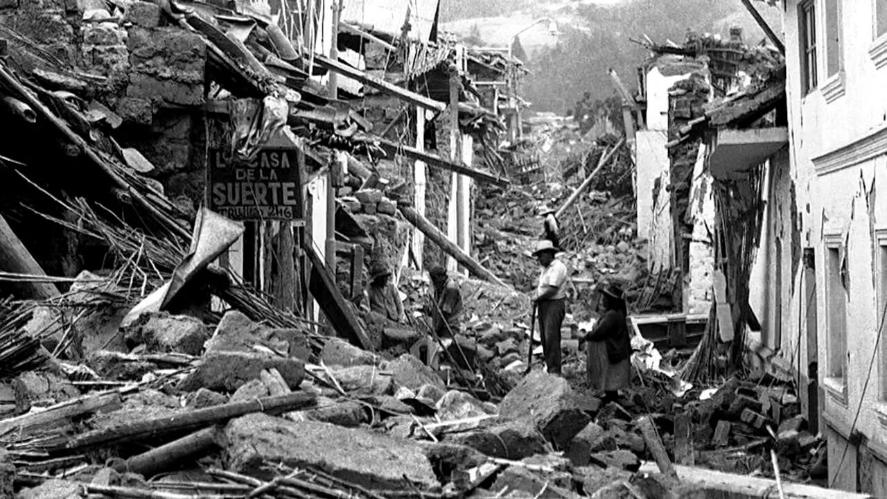 Тайфун Бхола 1970. Таншаньское землетрясение 1976. Циклон Бхола в Бангладеш 1970.