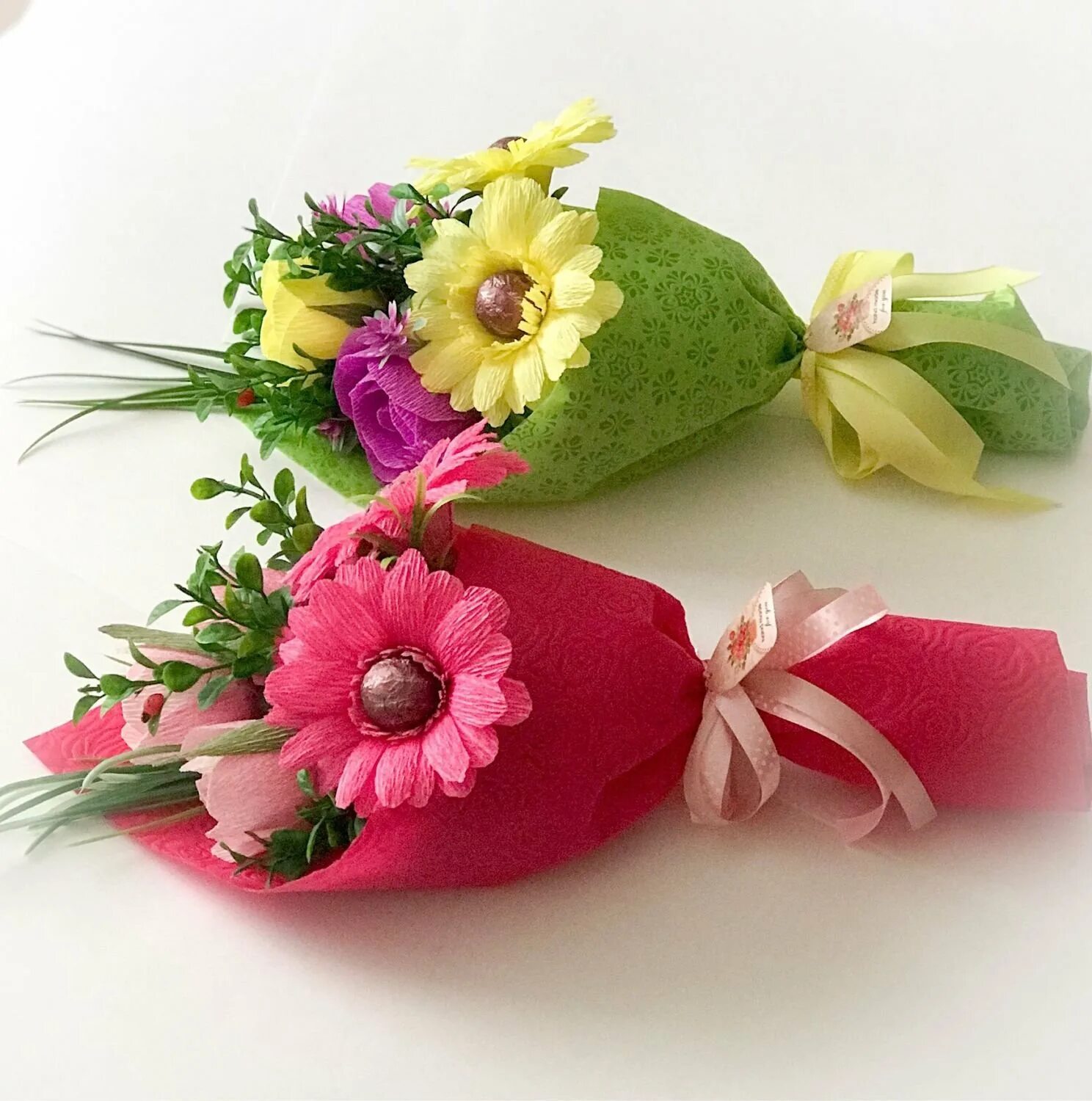 Подарки из конфет и гофрированной бумаги. Цветы с конфетами. Букет из гофробумаги. Подарок из конфет. Крокусы из креповой бумаги.