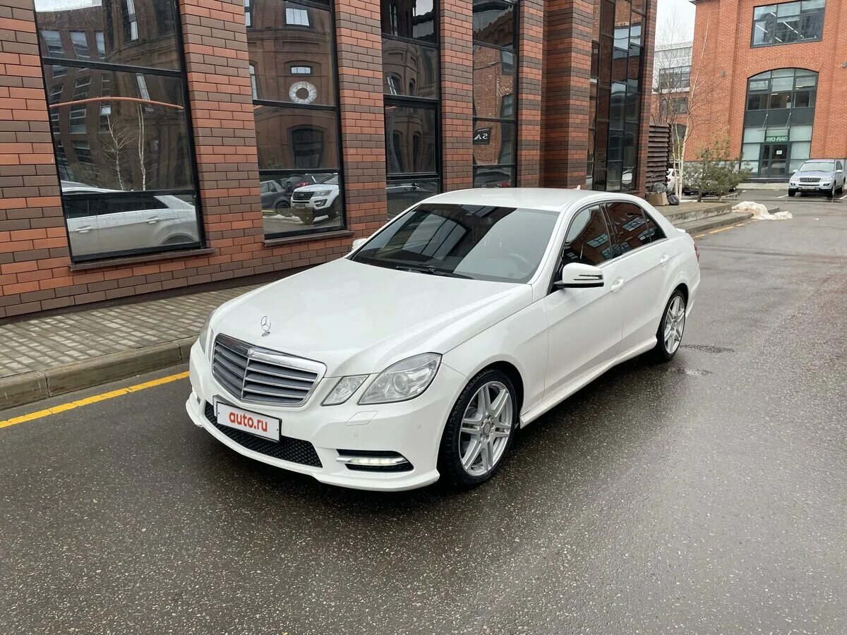 White car. Белая машина компания. Машины (белая). Порше бмв мерседес. Белая машина компания.
