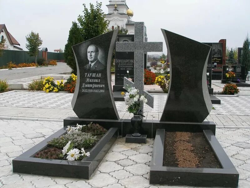 Могильные памятники двойные. Надгробные памятники. Красивые памятники на кладбище. Лучшие надгробия. Современные надгробные памятники.