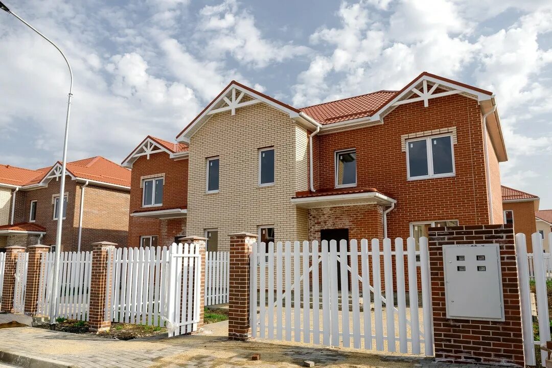 Южная столица краснодар коттеджный посёлок. Поселок альпийская деревня. Коттеджный поселок краснодар. Дома краснодарских поселков. Коттеджный поселок греция краснодар.