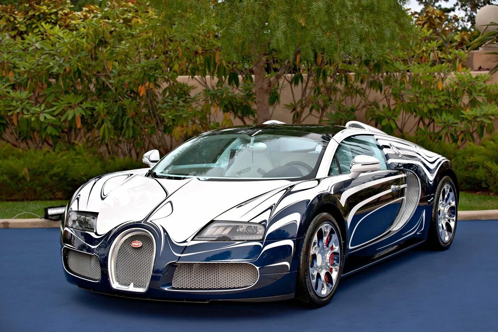 Сколько бугатти в мире. Бугатти Вейрон. Бугатти Вейрон 2020. Bugatti Вейрон 2020. Bugatti Veyron автомобили Bugatti.
