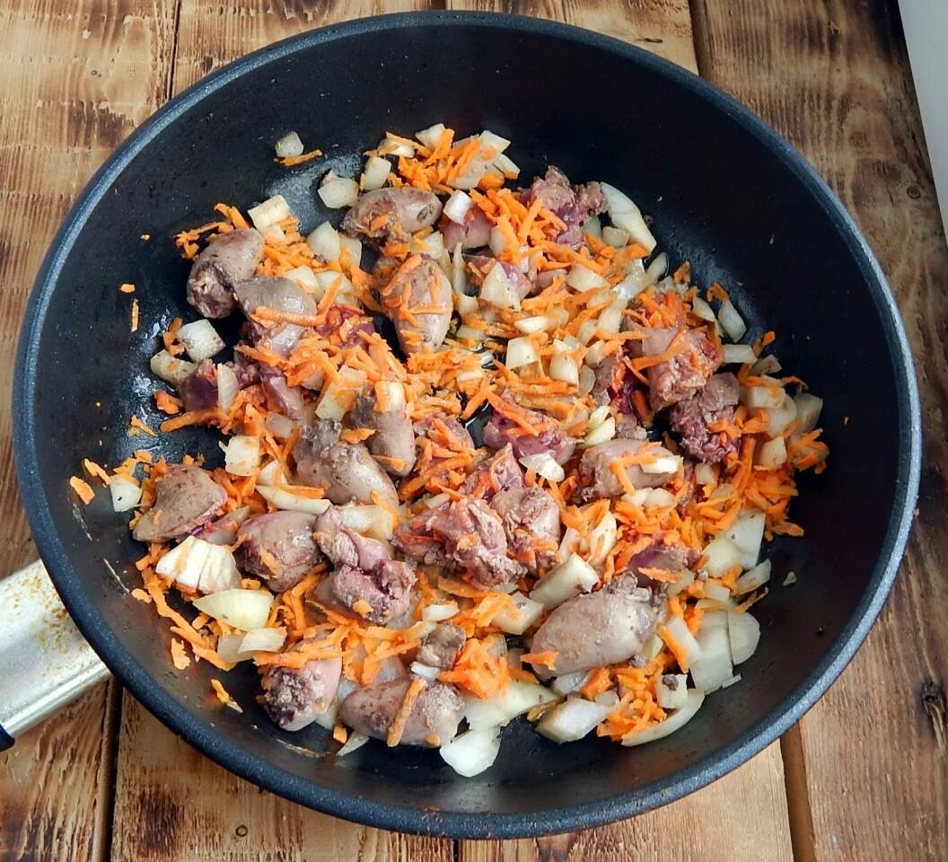 Сколько жарить сердечки на сковороде. Куриные сердечки с луком и морковью. тушеные куриные сердечки. куриные сердечки с луком на сковороде. сердечки куриные тушеные с луком.
