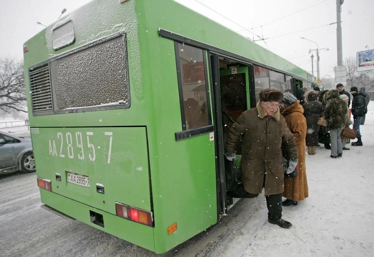 Общественный транспорт 28. Люди выходят из автобуса. Выходить из автобуса. Пассажиры выходят из автобуса. Люли выходят из автобуса.