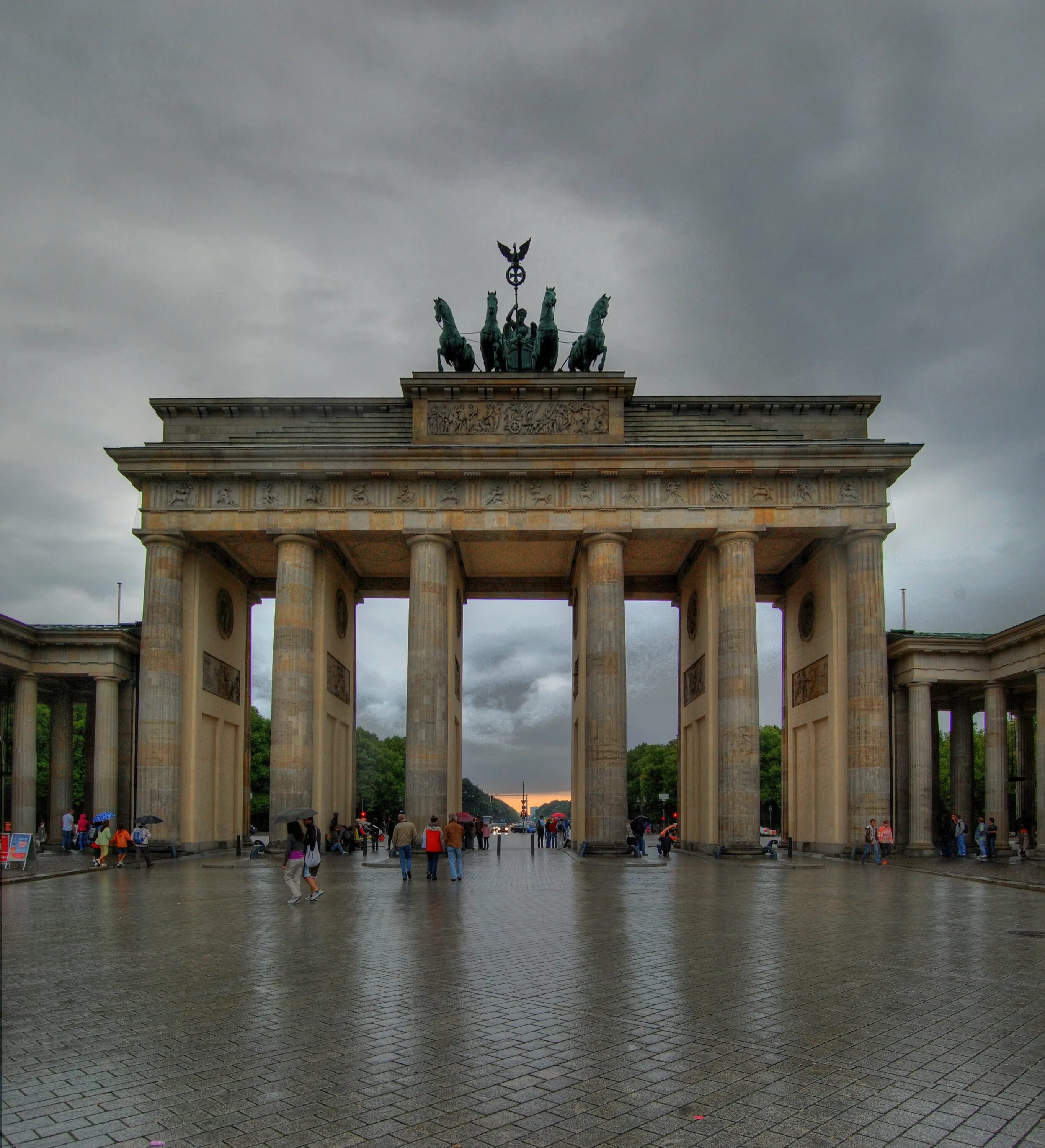 Какие достопримечательности есть в германии. Бранденбургские ворота в Берлине. Германия Берлин достопримечательности Бранденбургские ворота. Триумфальная арка Берлин. Триумфальная арка Бранденбургские ворота.