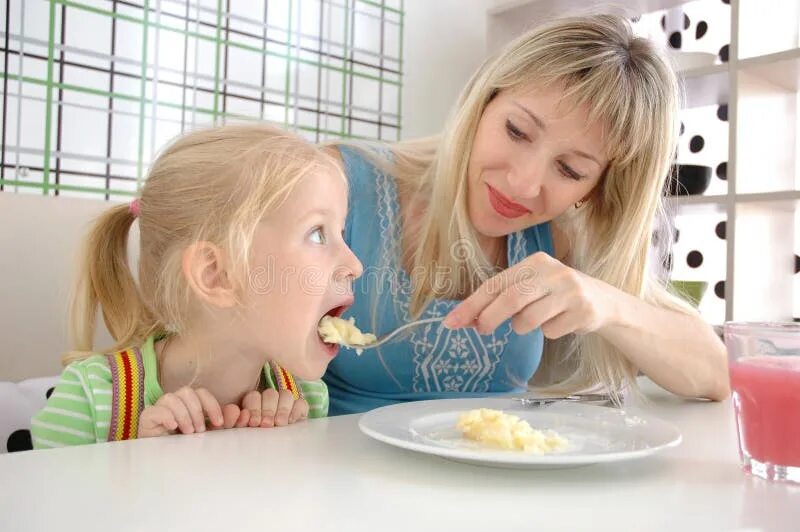 Родители откармливают дочь. Фото мама кормит дочь 15 лет. Пригласить дочь на обед. Мама кормит дочку ватрушкой. Дочь кончина