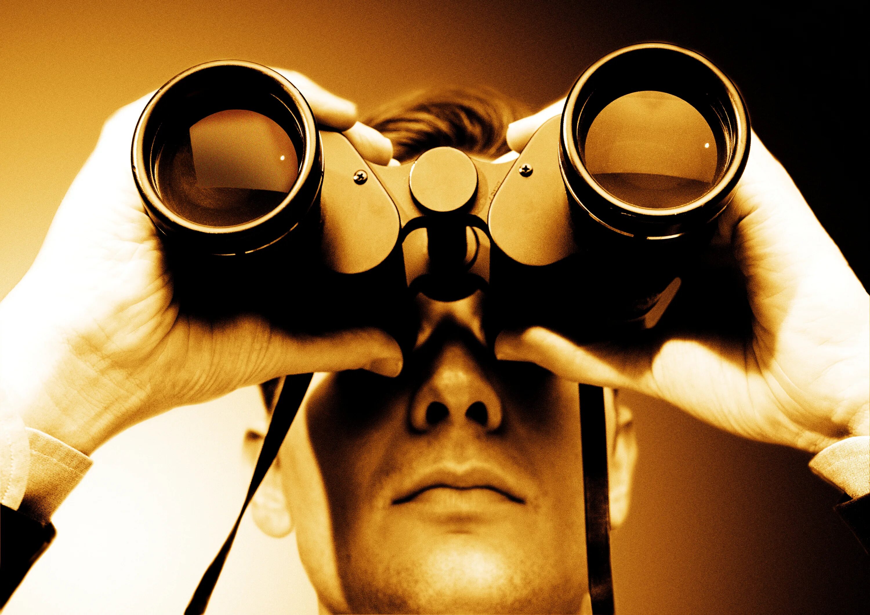 Мужчина с биноклем. Бинокль. Наблюдение. Наблюдение в бинокль. Мальчик с биноклем.