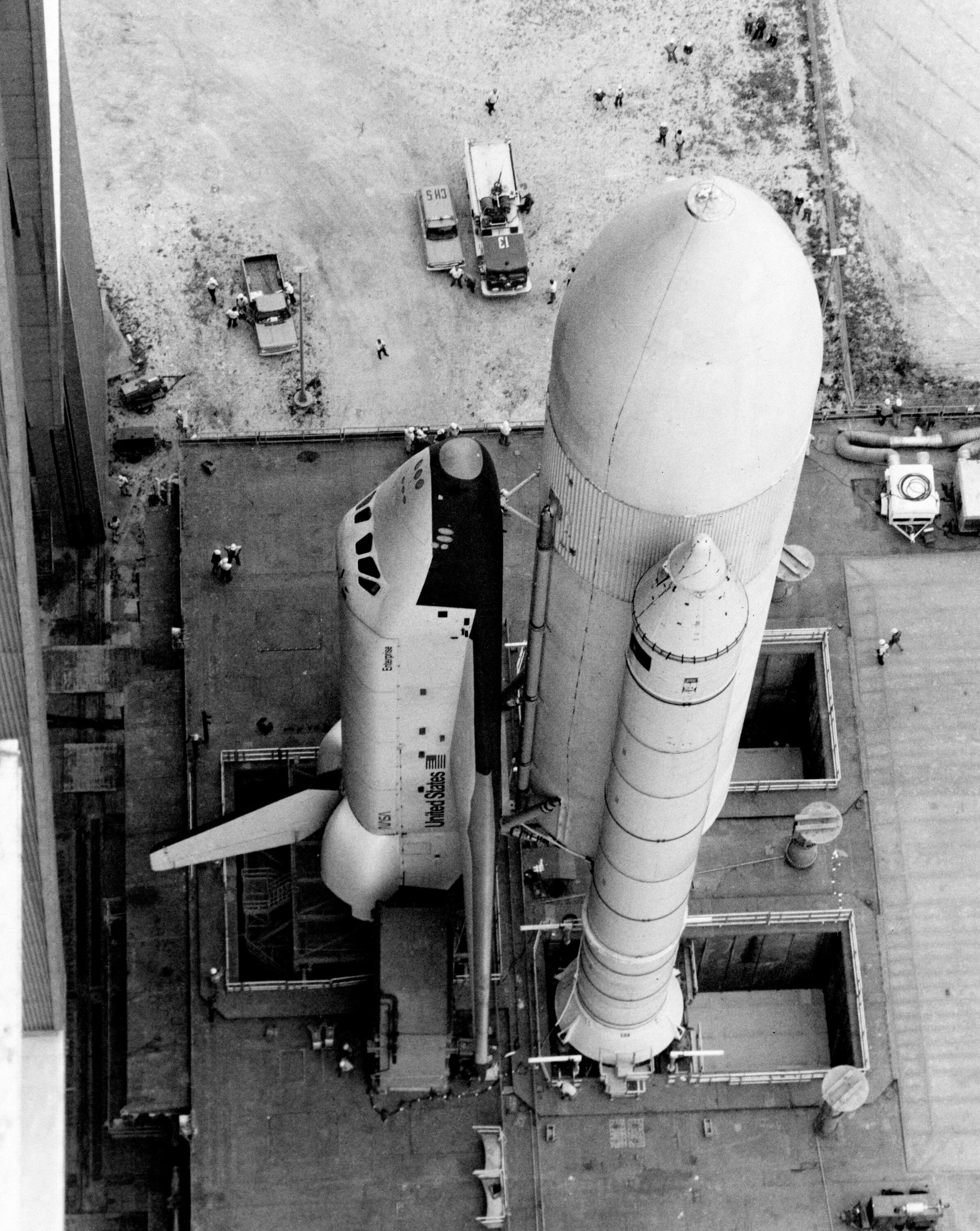 Первый космический челнок. Спейс шаттл космический корабль. Спейс шаттл 1981. Шаттл Колумбия 1981. Космический челнок НАСА.