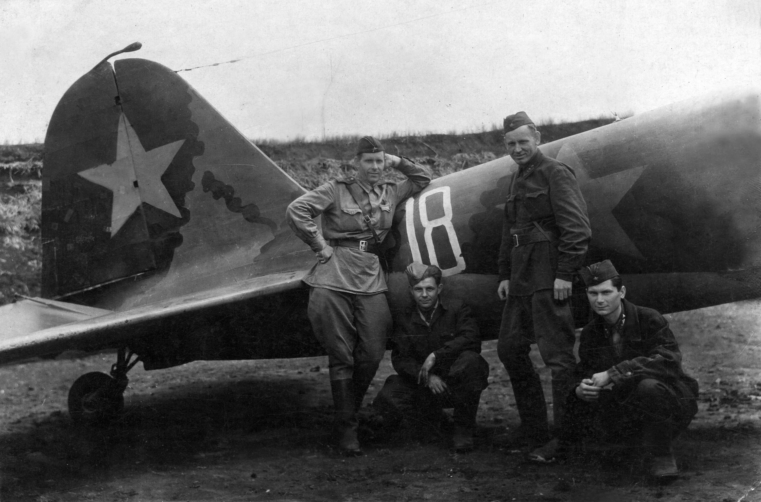2 лётчика 946 штурмового авиационного полка у самолёта ил-2. 593 штурмовой авиационный полк. Ил-2 1943. Шап 2. Шап 2.
