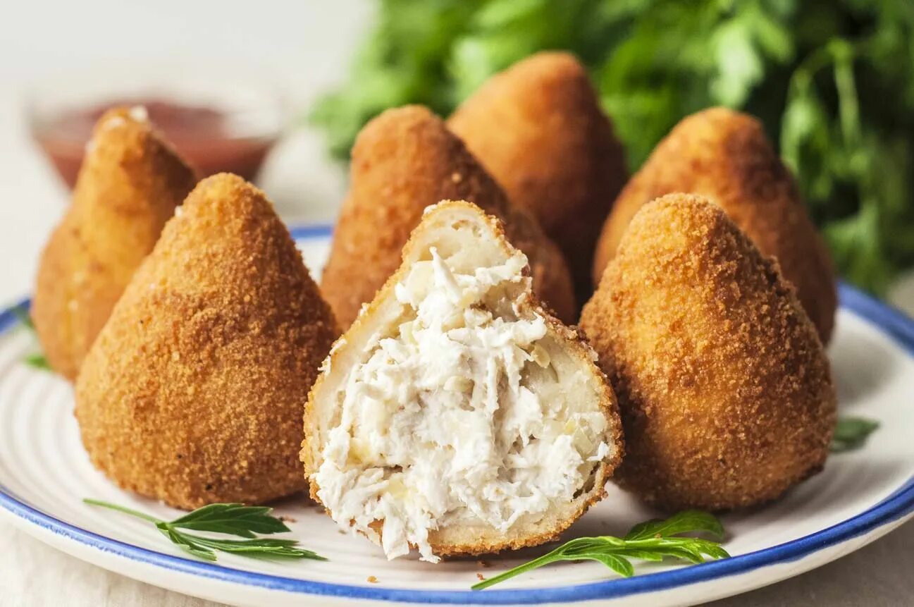 Крокеты куриные как готовить. Coxinha. кошинья бразильские пирожки. кошинья бразильские крокеты-пирожки. крокеты куриные.