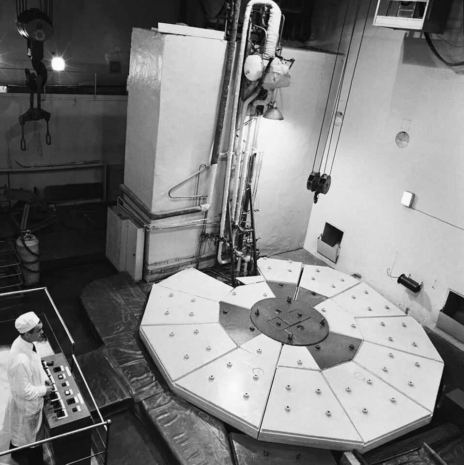 фото первой аэс в обнинске 1954 года. пуск первой в мире атомной электростанции в обнинске. первая атомная аэс обнинск. обнинская аэс 1954. обнинская аэс ссср.