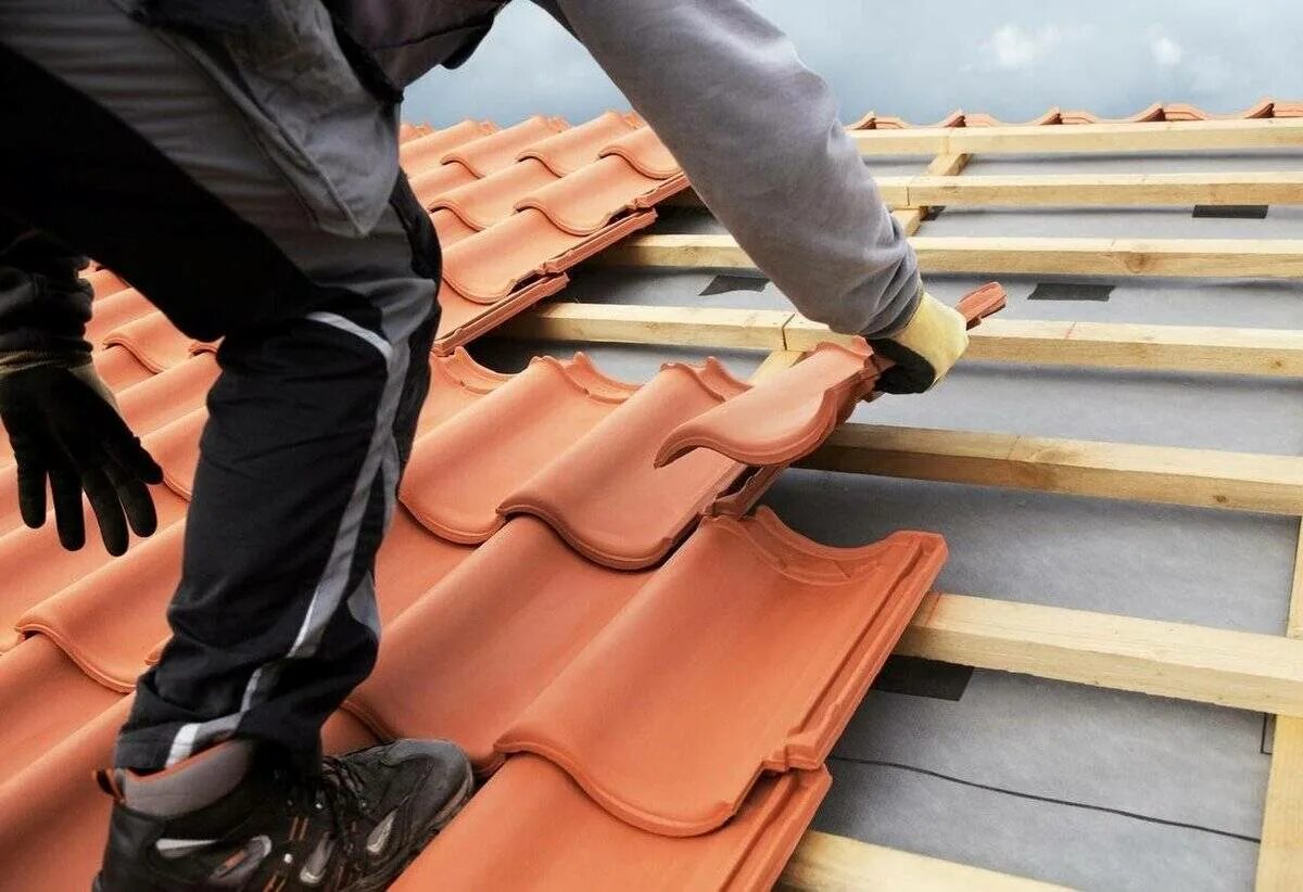 Черепица под ключ. Кровельная черепица «Roofing Tiles». Желобчатая керамическая черепица. Кровля Браас. Укладка керамической черепицы.