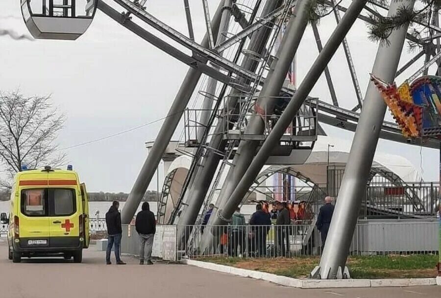 Колесо обозрения хабаровск. В южно сахалинске человек выпал из колеса обозрения. Колесо обозрения упало с людьми. Женщина выпала из колеса обозрения. Колесо обозрения обрушилось.