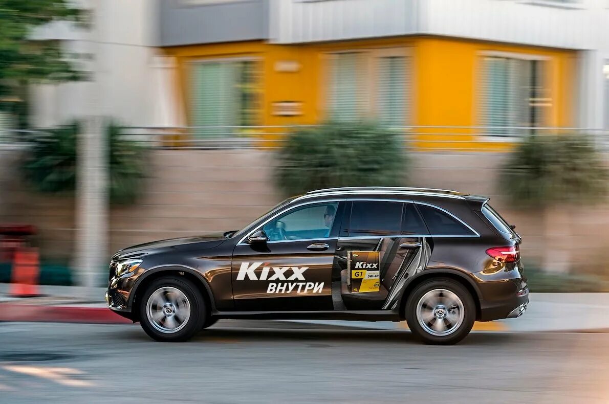 E get car. Kixx реклама. Kixx логотип. Реклама Kixx моторное масло. Рекламный баннер масла Kixx.