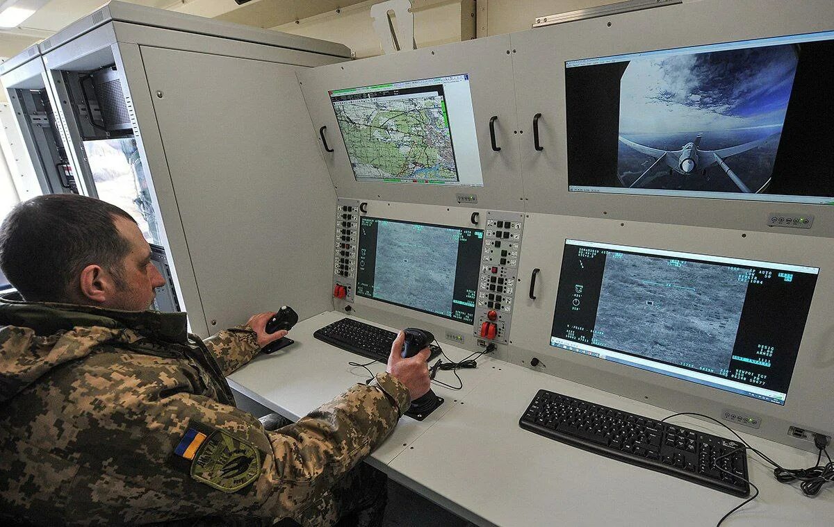 Наземная станция управления бпла. Пульты стационарные управления бпла. Оператор дрона бпла. Fpv-дронов. Наземный пункт управления бпла.