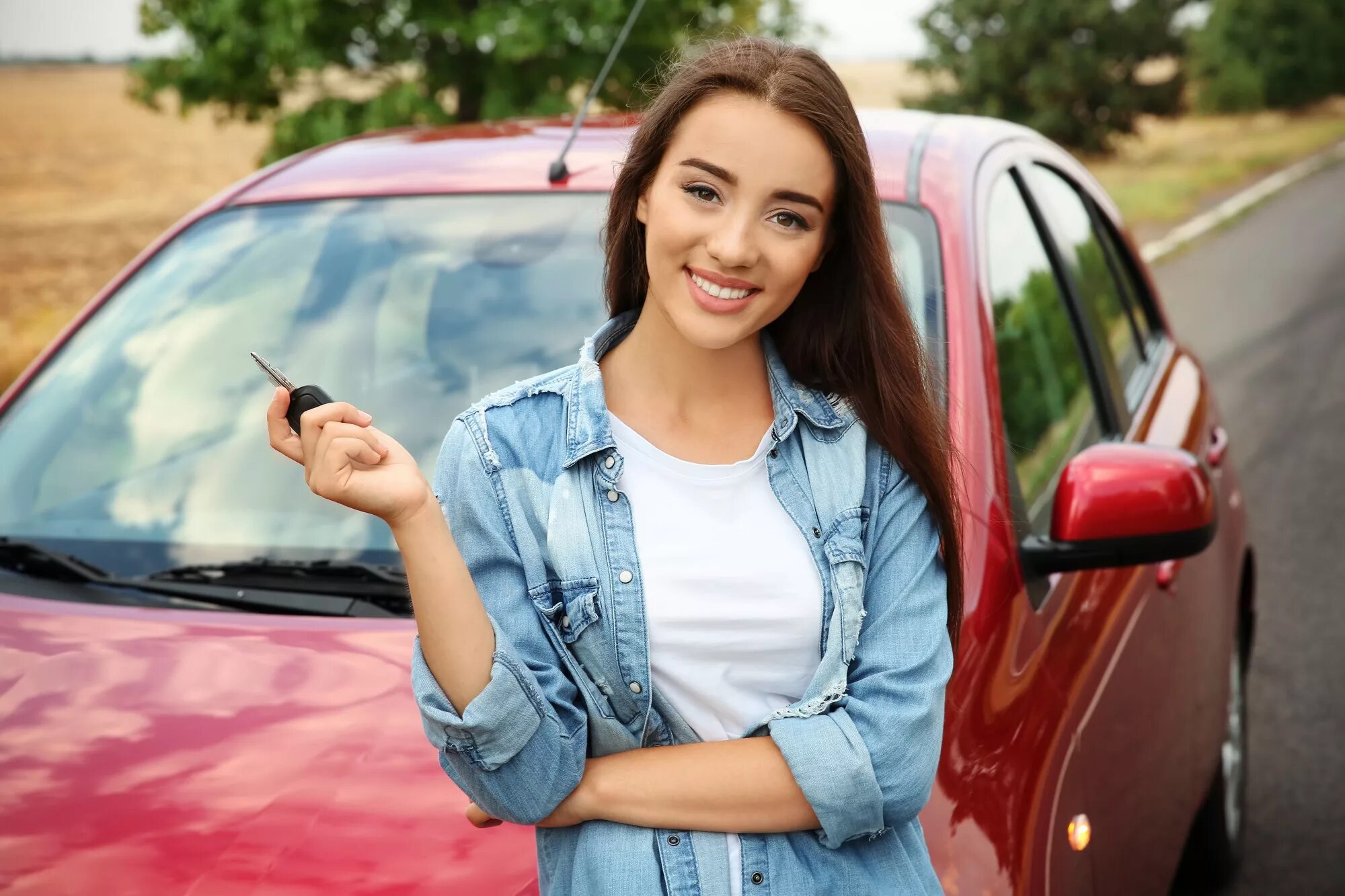 Девушка водитель. Insurance красивая девушка. Woman standing in the car. Женщина на новой машине Gyu. Keyed my car