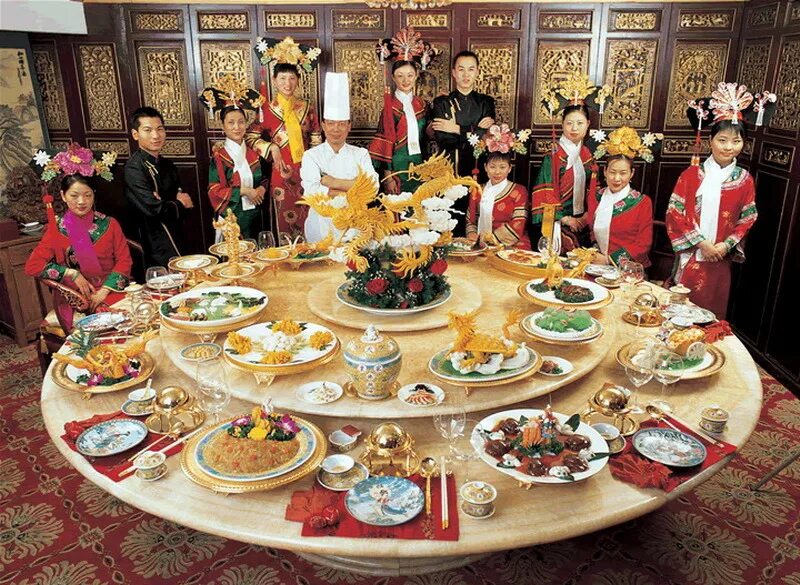 В китайском есть времена. Кухня Китая. Китайский стол с едой. Китайский праздничный стол. Традиционный китайский стол.