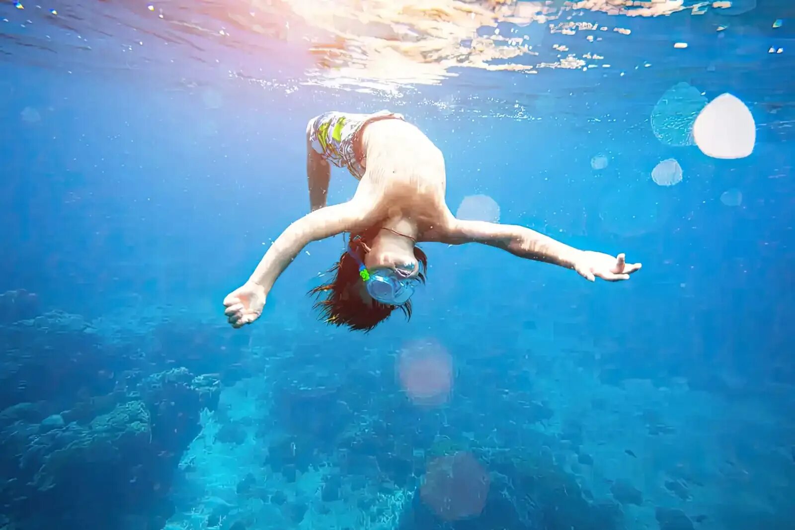 Плавать в море. Прыжки в воду дети. Мальчик плавает под водой. Kids снорклинг.